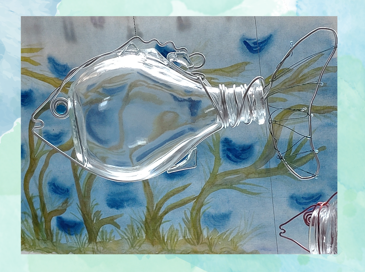 Ruhe im Meer Glasflasche als Fisch gestaltet vor Aquarell mit Meeresboden